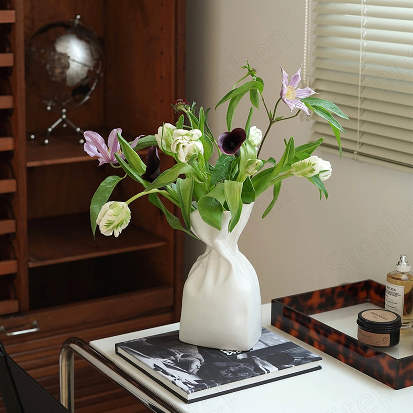 Pocket-shaped Ceramic Vase in 2 Colors